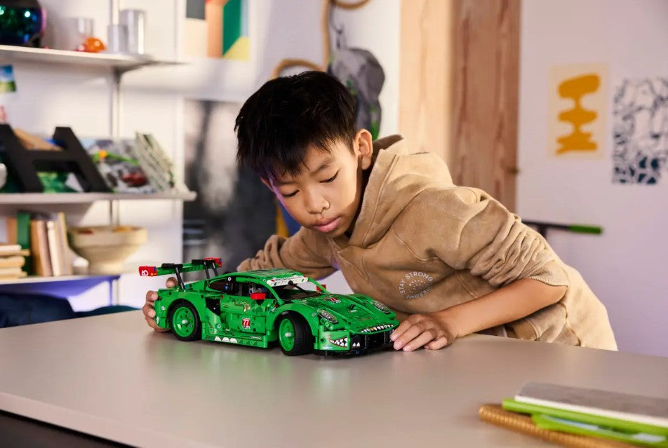 LEGO TECHNIC - LA VOITURE DE COURSE PORSCHE 911 GT3 R REXY AO RACING #42224