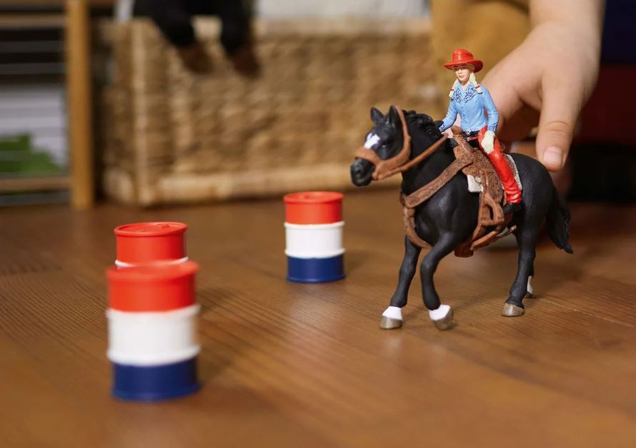 SCHLEICH - COWGIRL ET TONNEAUX DE COURSE #42576