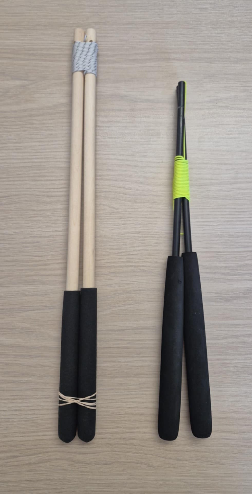 BAGUETTES DE DIABOLO EN BOIS OU EN PLASTIQUE NOIRE ASST