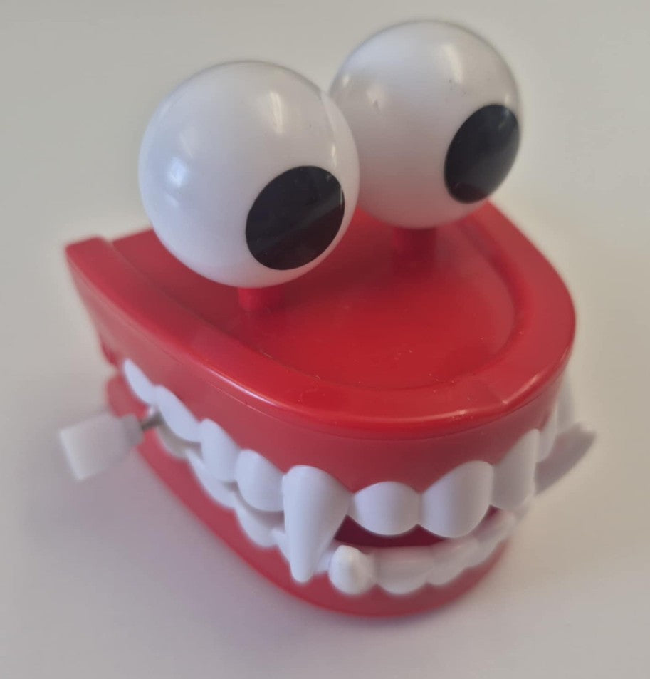 DENTIER QUI CLAQUE AVEC YEUX