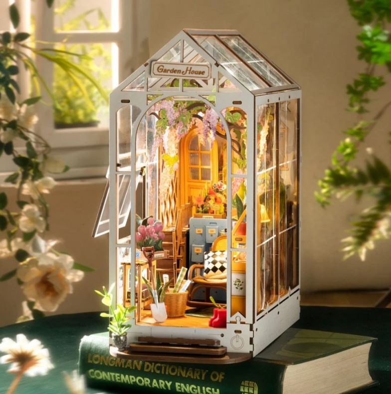 BOOK NOOK DIY - HOUSE OF FLOWERS (BOOK CORNER SHELF INSERTION)